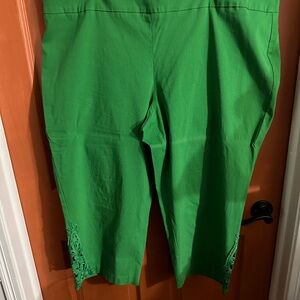 Attyre Vibrant Green Women's Capris